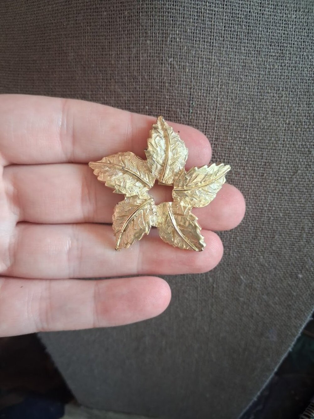 Leaf star brooch
